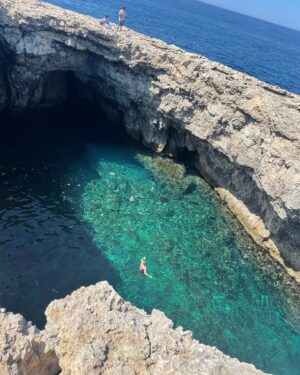 Maude Harcheb Instagram - Jour 4 : Victoria - Dwejra bay 

- le cul entre deux portes 🚪 
- 🌪️ 
- fenêtre azur 🤯
- pourquoi tant de beauté 
- 🍓   🍋 = 🖤
- la couleur de l’eau ché né comprends pas 🥹
- 🌾   basilique Ta’pinu 
- à dos d’escargot 🐌