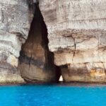 Maude Harcheb Instagram - Jour 4 : Victoria - Dwejra bay - le cul entre deux portes 🚪 - 🌪️ - fenêtre azur 🤯 - pourquoi tant de beauté - 🍓 🍋 = 🖤 - la couleur de l’eau ché né comprends pas 🥹 - 🌾 basilique Ta’pinu - à dos d’escargot 🐌