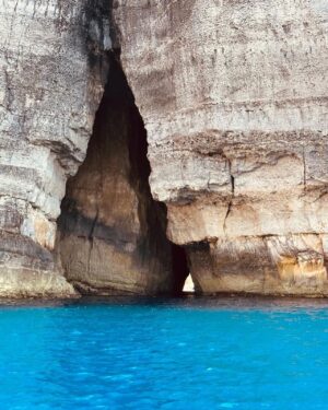 Maude Harcheb Instagram - Jour 4 : Victoria - Dwejra bay 

- le cul entre deux portes 🚪 
- 🌪️ 
- fenêtre azur 🤯
- pourquoi tant de beauté 
- 🍓   🍋 = 🖤
- la couleur de l’eau ché né comprends pas 🥹
- 🌾   basilique Ta’pinu 
- à dos d’escargot 🐌