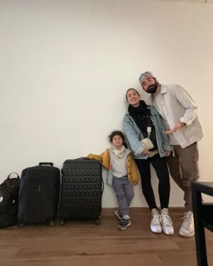 Maude Harcheb Instagram - Jour 3 : Rabat   Mdina   gozo

-« on fait pas trop speed pendant les vacs ein ? » puis on finit par faire 35 trucs par jour
-pancakes innncroyables banane beurre de cacahuète 🥜🍌
- Mdina la silencieuse, sous beeeeeaucoup de vent 💨🖤
- Par conséquent on prend pas mal de trucs dans les yeux 👀 
- sur la route du ferry on s’est arrêtés voir le « Red castle » tellement ouf 🥵
- qui est cette enfant ? Pourquoi elle est si grande ?
- sécurité avant tout 🛟 
- notre vue pour les deux prochains jours 🤯
- rester informée avec de la lecture de qualité 🤓