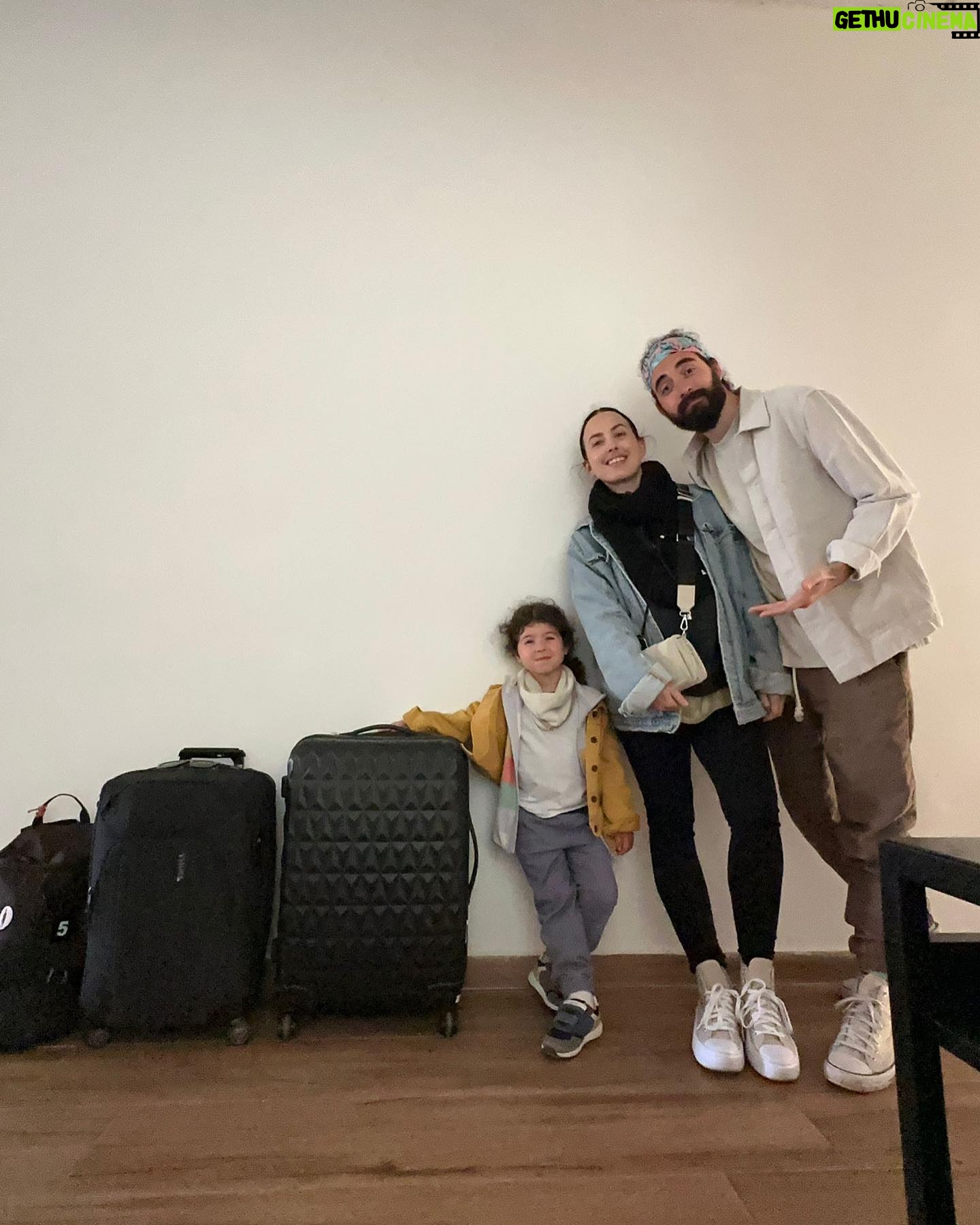 Maude Harcheb - 3 Likes - Jour 3 : Rabat Mdina gozo
-« on fait pas trop speed pendant les vacs ein ? » puis on finit par faire 35 trucs par jour
-pancakes innncroyables banane beurre de cacahuète 🥜🍌
- Mdina la silencieuse, sous beeeeeaucoup de vent 💨🖤
- Par conséquent on prend pas mal de trucs dans les yeux 👀
- sur la route du ferry on s’est arrêtés voir le « Red castle » tellement ouf 🥵
- qui est cette enfant ? Pourquoi elle est si grande ?
- sécurité avant tout 🛟
- notre vue pour les deux prochains jours 🤯
- rester informée avec de la lecture de qualité 🤓