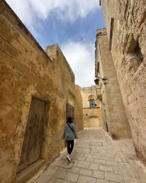 Maude Harcheb Instagram - Jour 3 : Rabat   Mdina   gozo

-« on fait pas trop speed pendant les vacs ein ? » puis on finit par faire 35 trucs par jour
-pancakes innncroyables banane beurre de cacahuète 🥜🍌
- Mdina la silencieuse, sous beeeeeaucoup de vent 💨🖤
- Par conséquent on prend pas mal de trucs dans les yeux 👀 
- sur la route du ferry on s’est arrêtés voir le « Red castle » tellement ouf 🥵
- qui est cette enfant ? Pourquoi elle est si grande ?
- sécurité avant tout 🛟 
- notre vue pour les deux prochains jours 🤯
- rester informée avec de la lecture de qualité 🤓