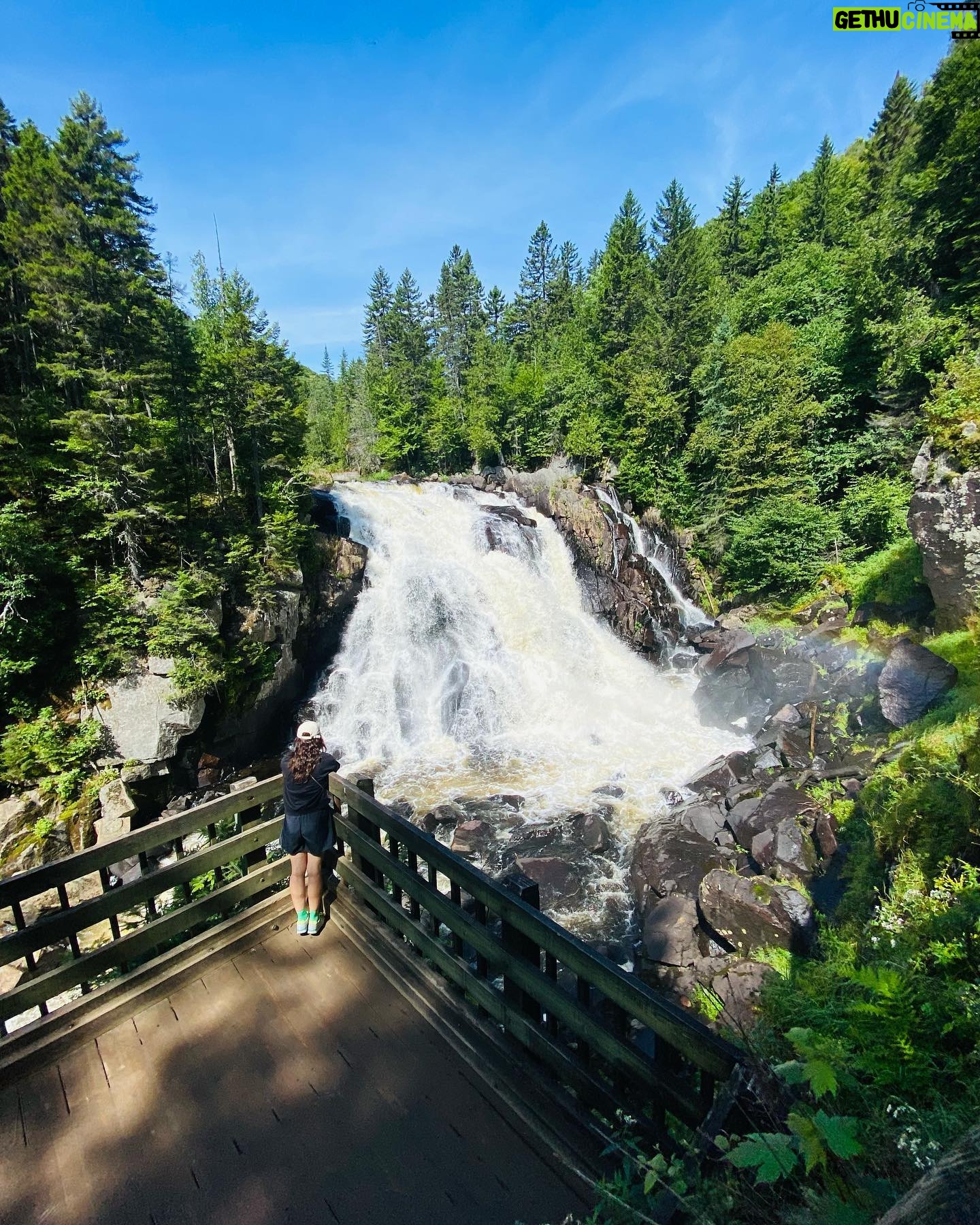 Maude Harcheb Instagram - Tremblant - jours 5 et 6 - Lui expliquer pourquoi on peut pas dormir dans la piscine - La navette de nuit - Magnifique décor et chaussettes vertes (cf A l’attaque) - La cascade est une merveille et est-ce que ma vie a vraiment un sens face à tant de beauté ? - Les sandwiches sont meilleurs en France mais les gens plus sympas ici - Sundae ou crème molle ? - Orage sur tremblant On bouge aujourd’hui pour la suite du trip ➡️🖤