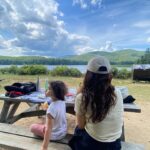 Maude Harcheb Instagram – Tremblant – jours 5 et 6
– Lui expliquer pourquoi on peut pas dormir dans la piscine
– La navette de nuit
– Magnifique décor et chaussettes vertes (cf A l’attaque)
– La cascade est une merveille et est-ce que ma vie a vraiment un sens face à tant de beauté ?
– Les sandwiches sont meilleurs en France mais les gens plus sympas ici
– Sundae ou crème molle ?
– Orage sur tremblant
On bouge aujourd’hui pour la suite du trip ➡️🖤