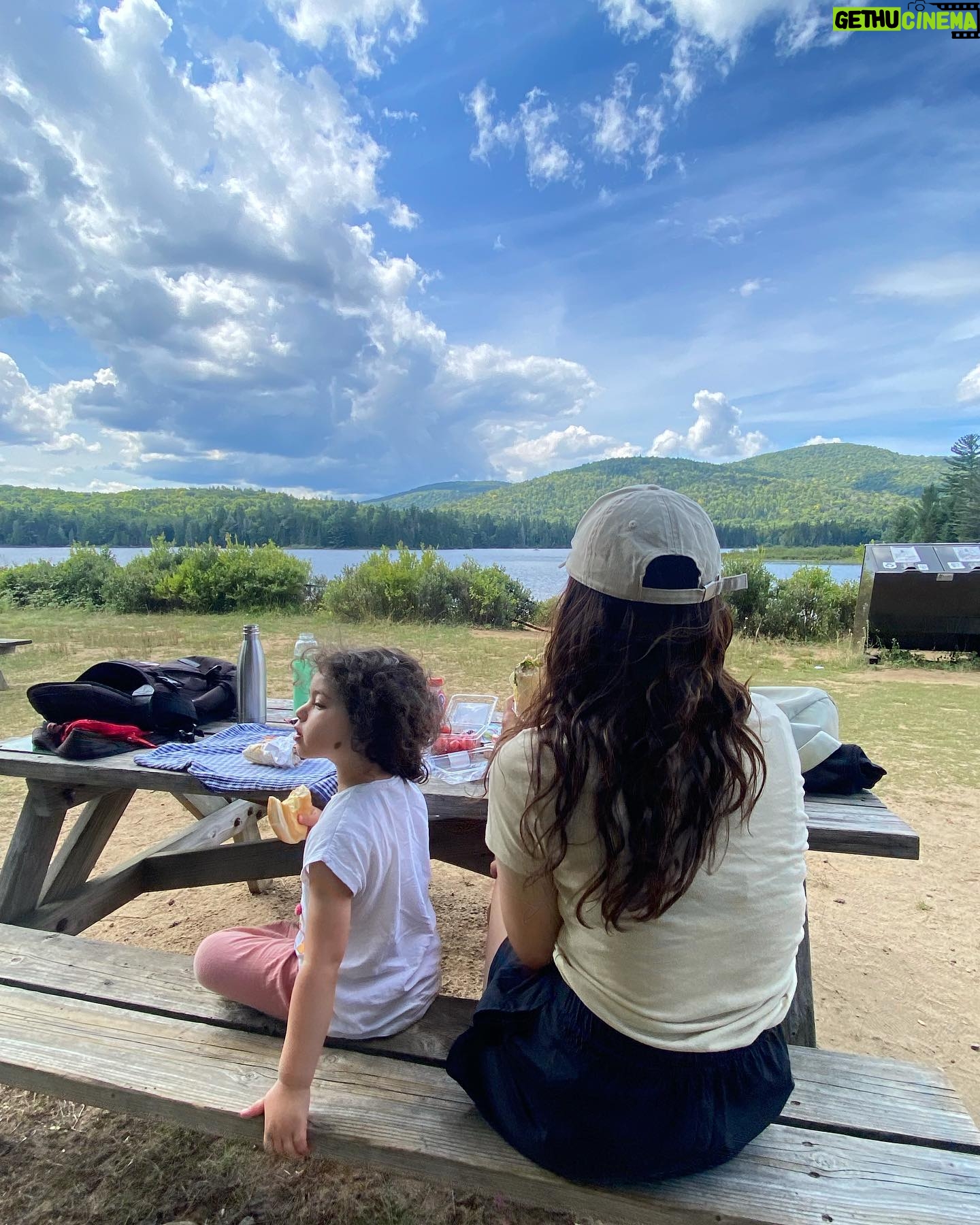 Maude Harcheb Instagram - Tremblant - jours 5 et 6 - Lui expliquer pourquoi on peut pas dormir dans la piscine - La navette de nuit - Magnifique décor et chaussettes vertes (cf A l’attaque) - La cascade est une merveille et est-ce que ma vie a vraiment un sens face à tant de beauté ? - Les sandwiches sont meilleurs en France mais les gens plus sympas ici - Sundae ou crème molle ? - Orage sur tremblant On bouge aujourd’hui pour la suite du trip ➡️🖤