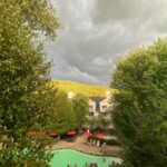 Maude Harcheb Instagram – Tremblant – jours 5 et 6
– Lui expliquer pourquoi on peut pas dormir dans la piscine
– La navette de nuit
– Magnifique décor et chaussettes vertes (cf A l’attaque)
– La cascade est une merveille et est-ce que ma vie a vraiment un sens face à tant de beauté ?
– Les sandwiches sont meilleurs en France mais les gens plus sympas ici
– Sundae ou crème molle ?
– Orage sur tremblant
On bouge aujourd’hui pour la suite du trip ➡️🖤
