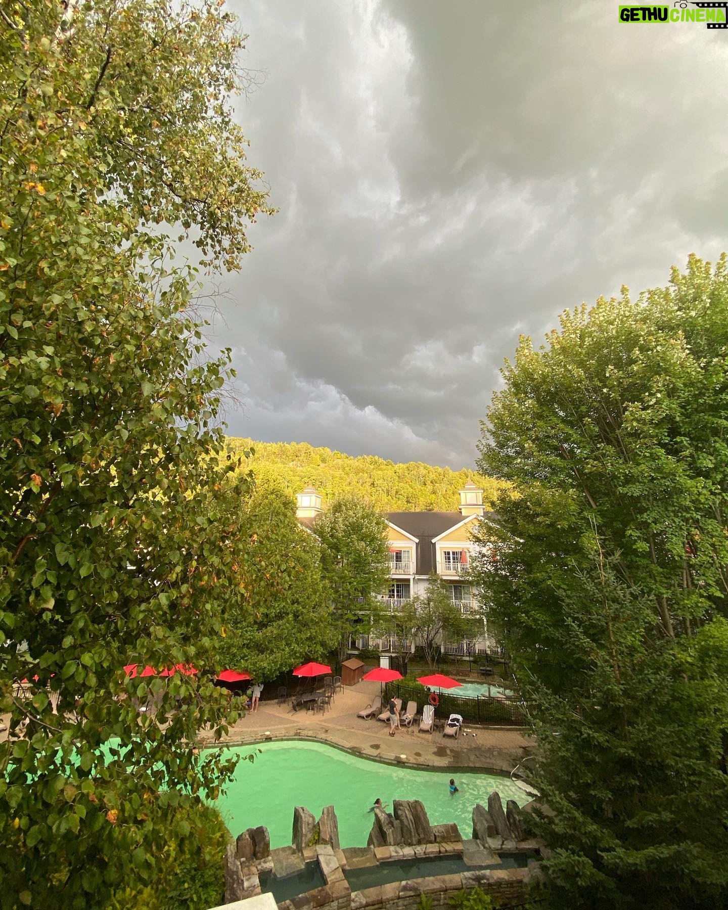 Maude Harcheb Instagram - Tremblant - jours 5 et 6 - Lui expliquer pourquoi on peut pas dormir dans la piscine - La navette de nuit - Magnifique décor et chaussettes vertes (cf A l’attaque) - La cascade est une merveille et est-ce que ma vie a vraiment un sens face à tant de beauté ? - Les sandwiches sont meilleurs en France mais les gens plus sympas ici - Sundae ou crème molle ? - Orage sur tremblant On bouge aujourd’hui pour la suite du trip ➡️🖤