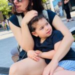 Maude Harcheb Instagram – Montréal – jour 4
– câlins
– trouver tous les murs stylés de la ville et poser devant
– spectacle de rue d’Indie, gratuit, 3 fois par jour
– prendre « la douche »
– l’agriculture urbaine, un concept formidable
– cœur moelleux
– vin blanc qui donne un peu mal à la tête
Et on file.
Au revoir Montréal, tu étais écoeurante de beauté 🖤