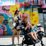 Maude Harcheb Instagram – Montréal – jour 4
– câlins
– trouver tous les murs stylés de la ville et poser devant
– spectacle de rue d’Indie, gratuit, 3 fois par jour
– prendre « la douche »
– l’agriculture urbaine, un concept formidable
– cœur moelleux
– vin blanc qui donne un peu mal à la tête
Et on file.
Au revoir Montréal, tu étais écoeurante de beauté 🖤