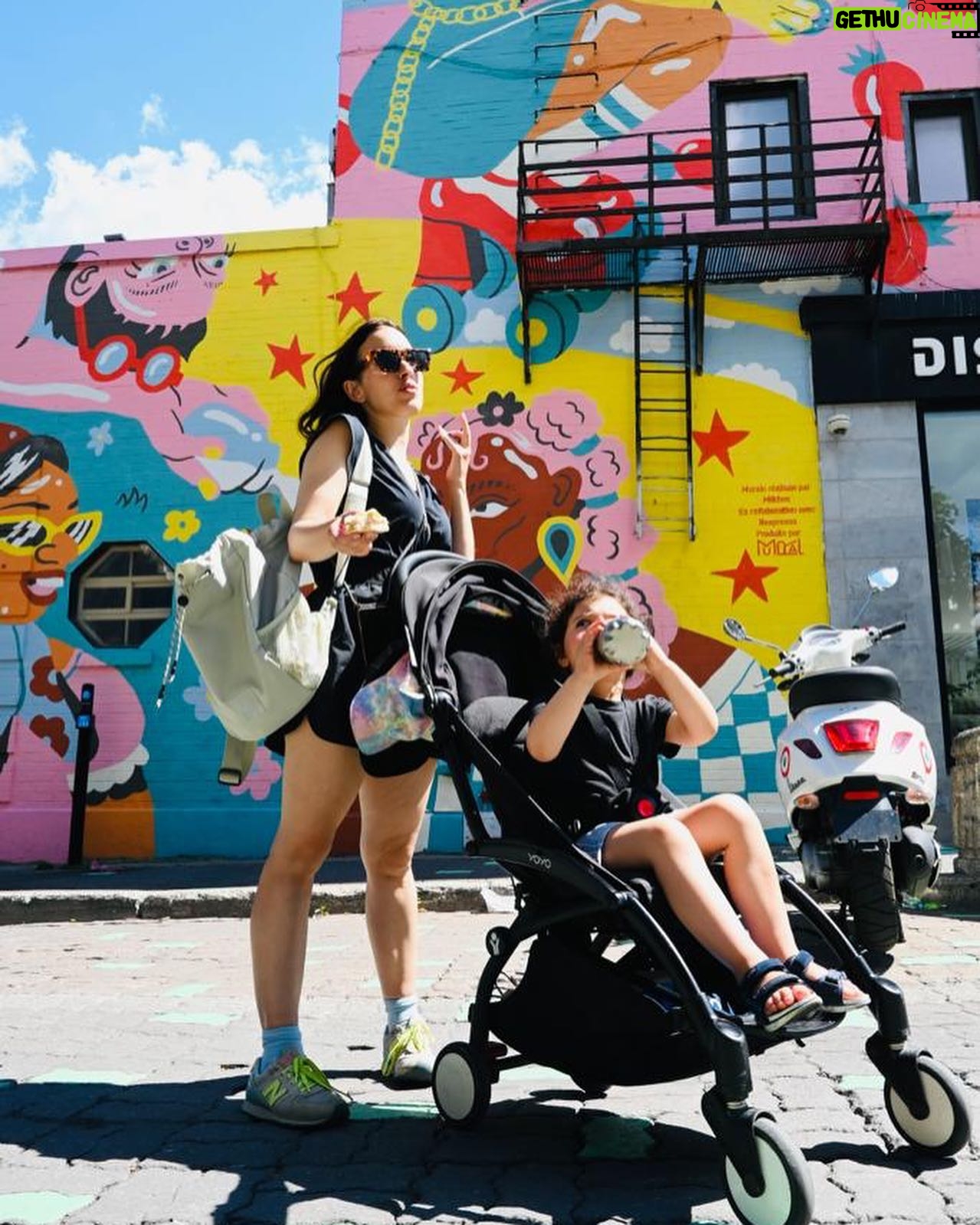 Maude Harcheb Instagram - Montréal - jour 4 - câlins - trouver tous les murs stylés de la ville et poser devant - spectacle de rue d’Indie, gratuit, 3 fois par jour - prendre « la douche » - l’agriculture urbaine, un concept formidable - cœur moelleux - vin blanc qui donne un peu mal à la tête Et on file. Au revoir Montréal, tu étais écoeurante de beauté 🖤