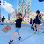 Maude Harcheb Instagram – Montréal – jour 4
– câlins
– trouver tous les murs stylés de la ville et poser devant
– spectacle de rue d’Indie, gratuit, 3 fois par jour
– prendre « la douche »
– l’agriculture urbaine, un concept formidable
– cœur moelleux
– vin blanc qui donne un peu mal à la tête
Et on file.
Au revoir Montréal, tu étais écoeurante de beauté 🖤