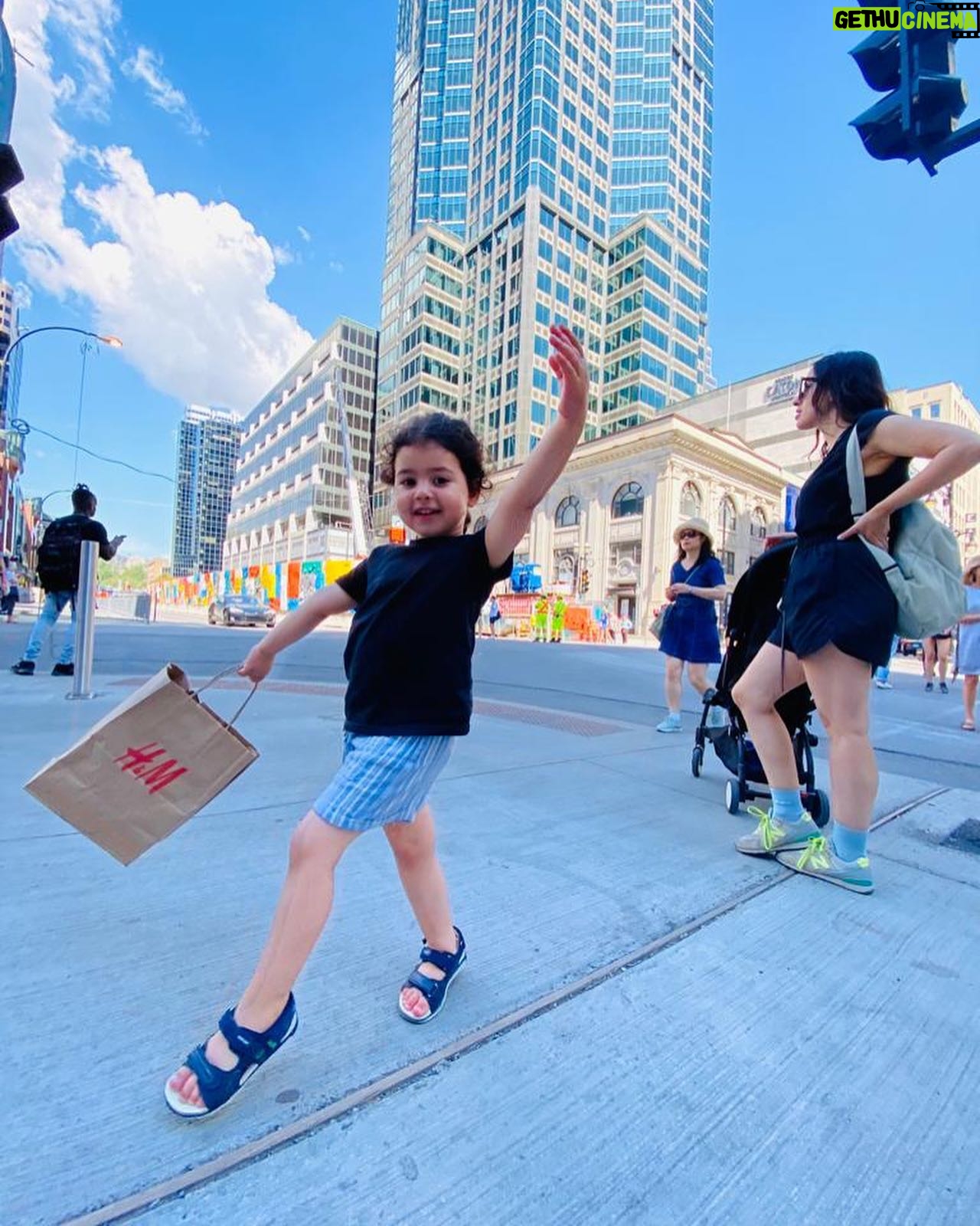 Maude Harcheb Instagram - Montréal - jour 4 - câlins - trouver tous les murs stylés de la ville et poser devant - spectacle de rue d’Indie, gratuit, 3 fois par jour - prendre « la douche » - l’agriculture urbaine, un concept formidable - cœur moelleux - vin blanc qui donne un peu mal à la tête Et on file. Au revoir Montréal, tu étais écoeurante de beauté 🖤