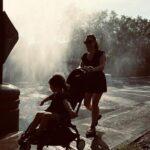 Maude Harcheb Instagram – Montréal – jour 4
– câlins
– trouver tous les murs stylés de la ville et poser devant
– spectacle de rue d’Indie, gratuit, 3 fois par jour
– prendre « la douche »
– l’agriculture urbaine, un concept formidable
– cœur moelleux
– vin blanc qui donne un peu mal à la tête
Et on file.
Au revoir Montréal, tu étais écoeurante de beauté 🖤