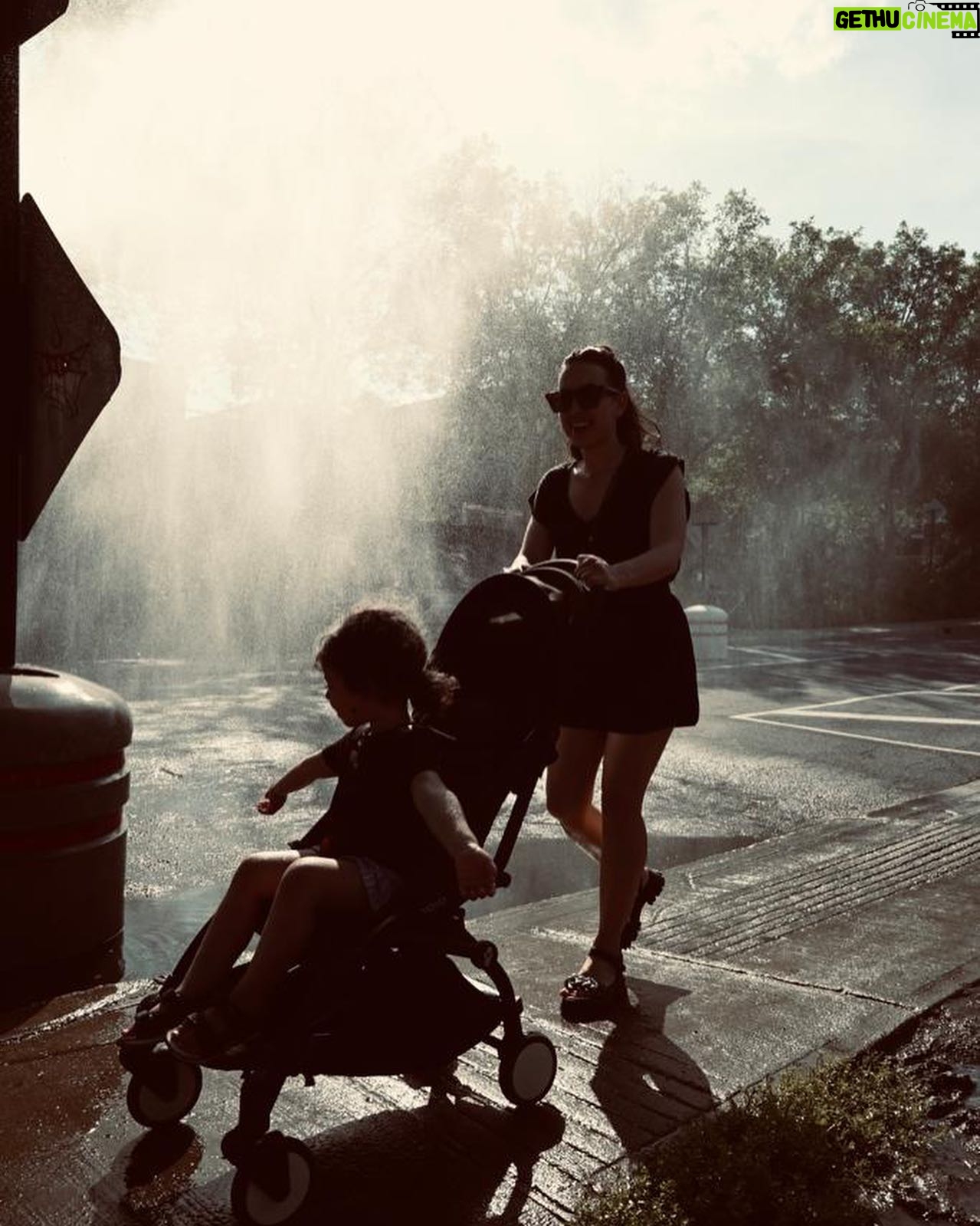 Maude Harcheb Instagram - Montréal - jour 4 - câlins - trouver tous les murs stylés de la ville et poser devant - spectacle de rue d’Indie, gratuit, 3 fois par jour - prendre « la douche » - l’agriculture urbaine, un concept formidable - cœur moelleux - vin blanc qui donne un peu mal à la tête Et on file. Au revoir Montréal, tu étais écoeurante de beauté 🖤