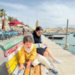 Maude Harcheb Instagram - Jour 2 : Marsaxlokk La Valette - potasser les lieux sur un banc styleyyyy 📖 - fun fact : les ports me filent le cafard, mais celui ci est le plus beau que j’ai jamais vu 🛶 - cette belle assiette apéritive était offerte à tous les clients 🫘 - marché du port : on nous a demandé 10€ pour 100g de maïs soufflé aux épices, on veut bien se faire escroquer un peu mais pas trop non plus ein🌽 -shopping et des grimaces 🤪 -avoir le seul parc pour enfants de toute la ville rien que pour nous, normal, faut traverser des 4 voies sans passages piétons pour y accéder 🛝 -🔥🔥🔥 -fournitures -cuisiner les légumes locaux délicieux achetés 1€50 🍅
