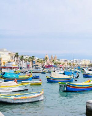 Maude Harcheb Instagram - Jour 2 : Marsaxlokk   La Valette 

- potasser les lieux sur un banc styleyyyy 📖
- fun fact : les ports me filent le cafard, mais celui ci est le plus beau que j’ai jamais vu 🛶 
- cette belle assiette apéritive était offerte à tous les clients 🫘 
- marché du port : on nous a demandé 10€ pour 100g de maïs soufflé aux épices, on veut bien se faire escroquer un peu mais pas trop non plus ein🌽 
-shopping et des grimaces 🤪
-avoir le seul parc pour enfants de toute la ville rien que pour nous, normal, faut traverser des 4 voies sans passages piétons pour y accéder 🛝 
-🔥🔥🔥
-fournitures
-cuisiner les légumes locaux délicieux achetés 1€50 🍅