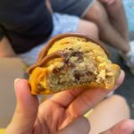 Maude Harcheb Instagram – Montréal – jour 4
– câlins
– trouver tous les murs stylés de la ville et poser devant
– spectacle de rue d’Indie, gratuit, 3 fois par jour
– prendre « la douche »
– l’agriculture urbaine, un concept formidable
– cœur moelleux
– vin blanc qui donne un peu mal à la tête
Et on file.
Au revoir Montréal, tu étais écoeurante de beauté 🖤