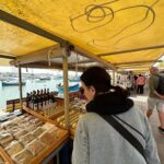 Maude Harcheb Instagram - Jour 2 : Marsaxlokk La Valette - potasser les lieux sur un banc styleyyyy 📖 - fun fact : les ports me filent le cafard, mais celui ci est le plus beau que j’ai jamais vu 🛶 - cette belle assiette apéritive était offerte à tous les clients 🫘 - marché du port : on nous a demandé 10€ pour 100g de maïs soufflé aux épices, on veut bien se faire escroquer un peu mais pas trop non plus ein🌽 -shopping et des grimaces 🤪 -avoir le seul parc pour enfants de toute la ville rien que pour nous, normal, faut traverser des 4 voies sans passages piétons pour y accéder 🛝 -🔥🔥🔥 -fournitures -cuisiner les légumes locaux délicieux achetés 1€50 🍅