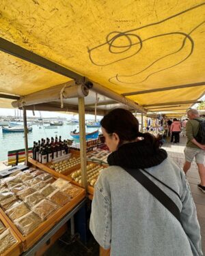 Maude Harcheb Instagram - Jour 2 : Marsaxlokk   La Valette 

- potasser les lieux sur un banc styleyyyy 📖
- fun fact : les ports me filent le cafard, mais celui ci est le plus beau que j’ai jamais vu 🛶 
- cette belle assiette apéritive était offerte à tous les clients 🫘 
- marché du port : on nous a demandé 10€ pour 100g de maïs soufflé aux épices, on veut bien se faire escroquer un peu mais pas trop non plus ein🌽 
-shopping et des grimaces 🤪
-avoir le seul parc pour enfants de toute la ville rien que pour nous, normal, faut traverser des 4 voies sans passages piétons pour y accéder 🛝 
-🔥🔥🔥
-fournitures
-cuisiner les légumes locaux délicieux achetés 1€50 🍅