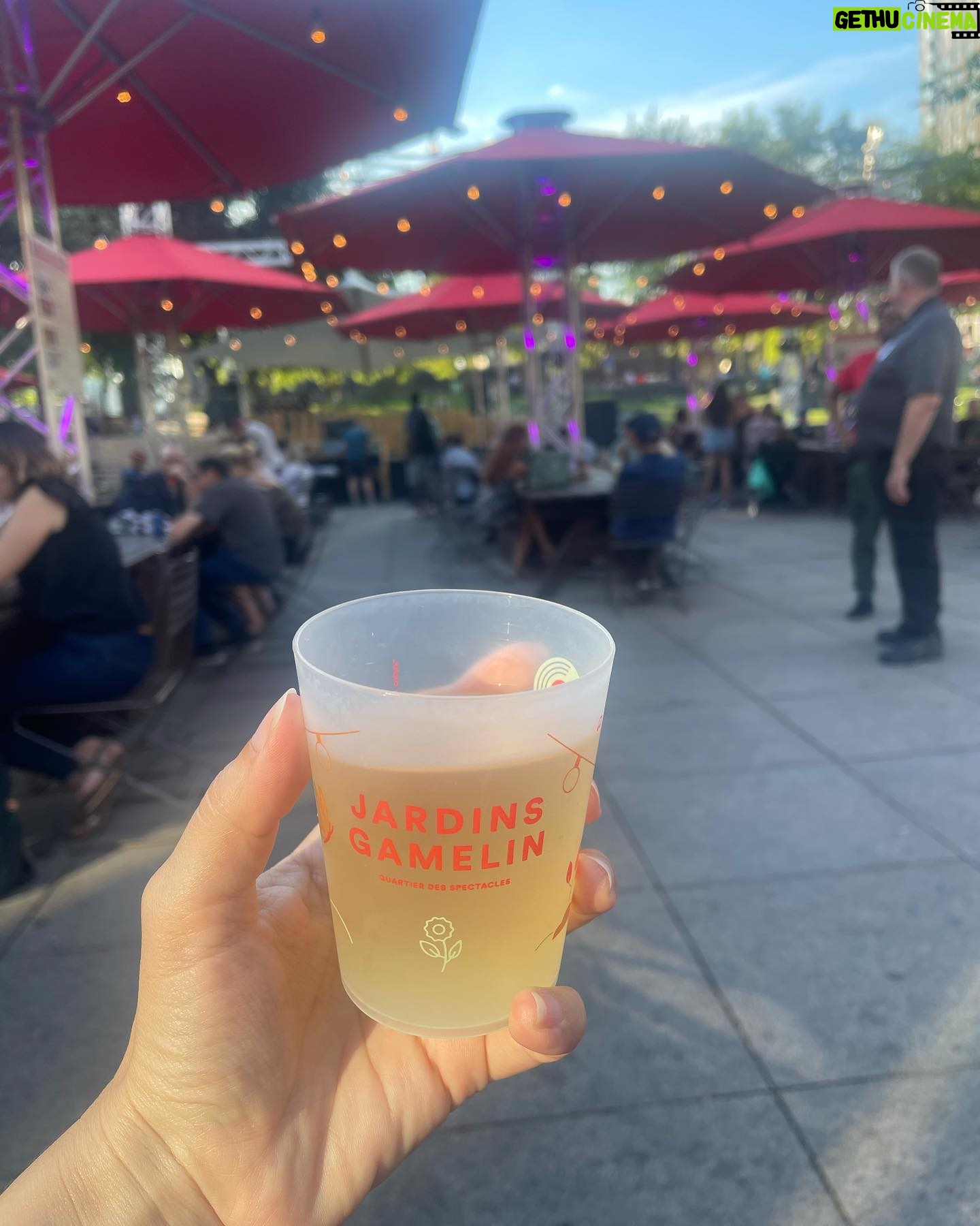 Maude Harcheb Instagram - Montréal - jour 4 - câlins - trouver tous les murs stylés de la ville et poser devant - spectacle de rue d’Indie, gratuit, 3 fois par jour - prendre « la douche » - l’agriculture urbaine, un concept formidable - cœur moelleux - vin blanc qui donne un peu mal à la tête Et on file. Au revoir Montréal, tu étais écoeurante de beauté 🖤