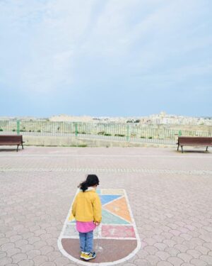 Maude Harcheb Instagram - Jour 2 : Marsaxlokk   La Valette 

- potasser les lieux sur un banc styleyyyy 📖
- fun fact : les ports me filent le cafard, mais celui ci est le plus beau que j’ai jamais vu 🛶 
- cette belle assiette apéritive était offerte à tous les clients 🫘 
- marché du port : on nous a demandé 10€ pour 100g de maïs soufflé aux épices, on veut bien se faire escroquer un peu mais pas trop non plus ein🌽 
-shopping et des grimaces 🤪
-avoir le seul parc pour enfants de toute la ville rien que pour nous, normal, faut traverser des 4 voies sans passages piétons pour y accéder 🛝 
-🔥🔥🔥
-fournitures
-cuisiner les légumes locaux délicieux achetés 1€50 🍅