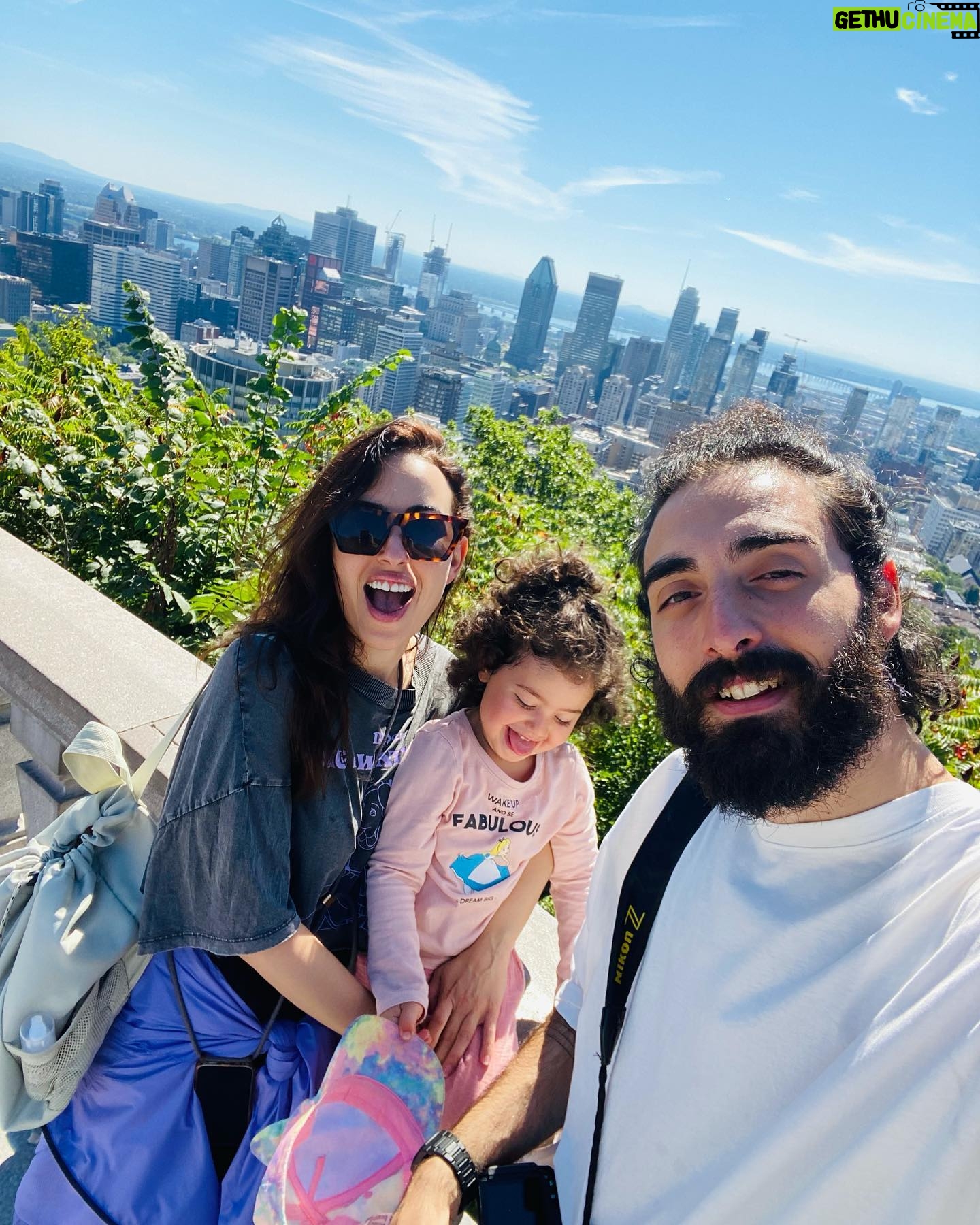 Maude Harcheb Instagram - Montréal - jour 3 - Mont royal - la vue est belle - je voulais une pédicure orange mais c’est rouge mamie - noisette / poire citron / vanille fraise - à manger à boire et des chats Montréal je t’aime de plus en plus 🖤