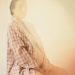 Maude Harcheb Instagram - Journal de bord, extraits : mois 4. -articles complets sur mon blog, lien en bio ⬆️- Je m’agace beaucoup plus vite au quotidien, je me trouve chiante, je pinaille sur des tas de trucs inutiles. Et quand je me vois faire je me déteste, alors je suis encore plus dépitée et c’est un cercle vicieux tout pourri. […] Aujourd’hui est le genre de journée où t’as envie de te barrer loin sans rien dire à personne. J’ai envie d’être seule, au calme, sur une plage déserte, à ne me soucier de rien, boire des cocktails et fumer des clopes. Au lieu de ça je suis à Happyland entourée d’une bande de mioches dans un lieu bruyant, criard, plein de microbes et qui pue des pieds. […] Je monte sur la balance : 53.3. Elle note et tique un peu : « Vous mangez équilibré ? Vous grignotez ? Vous aviez pris beaucoup de poids pour votre première grossesse ? » J’hallucine, on va vraiment avoir cette conversation ? Vraiiiiment ? Je suis quasiment à 4 mois de grossesse et j’ai pris moins de 2 kilos en tout, c’est lunaire ! […] Indie ne le sait pas mais si on attend un deuxième enfant aujourd’hui, c’est en partie parce qu’elle est là, elle. Parce que j’arrive toujours pas à croire qu’on ai une petite personne aussi cool dans nos vies, et que si on en a une deuxième, alors tout sera encore plus beau. […] Là, je me sens juste moche et pas dans le corps que je connais, j’ai pas envie qu’on me regarde ni qu’on me touche, je n’ai pas envie d’intimité tout court. Je crois que j’ai envie d’être invisible en fait, j’aimerais que personne ne me regarde pour que personne ne voie ce corps là, cette femme là. […] Je découvre en arrivant que de nouvelles peintures ornent les murs, je fais un petit tour pour les observer. Le lieu est très grand alors il y en a un peu partout, mais je bloque sur celle qui est accrochée juste au dessus de mon bureau. Des hippocampes ! Je souris. Quelle drôle de coincidence qu’il s’agisse d’une peinture représentant la seule espèce où ce sont les mâles qui portent les bébés. Combien de fois ai-je dit à Antho en plaisantant : “ J’aimerais bien qu’on soit des hippocampes, comme ça c’est toi qui serait enceint ! ” #grossesse #enceinte #journaldebord