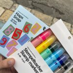 Maude Harcheb Instagram - Jour 2 : Marsaxlokk La Valette - potasser les lieux sur un banc styleyyyy 📖 - fun fact : les ports me filent le cafard, mais celui ci est le plus beau que j’ai jamais vu 🛶 - cette belle assiette apéritive était offerte à tous les clients 🫘 - marché du port : on nous a demandé 10€ pour 100g de maïs soufflé aux épices, on veut bien se faire escroquer un peu mais pas trop non plus ein🌽 -shopping et des grimaces 🤪 -avoir le seul parc pour enfants de toute la ville rien que pour nous, normal, faut traverser des 4 voies sans passages piétons pour y accéder 🛝 -🔥🔥🔥 -fournitures -cuisiner les légumes locaux délicieux achetés 1€50 🍅