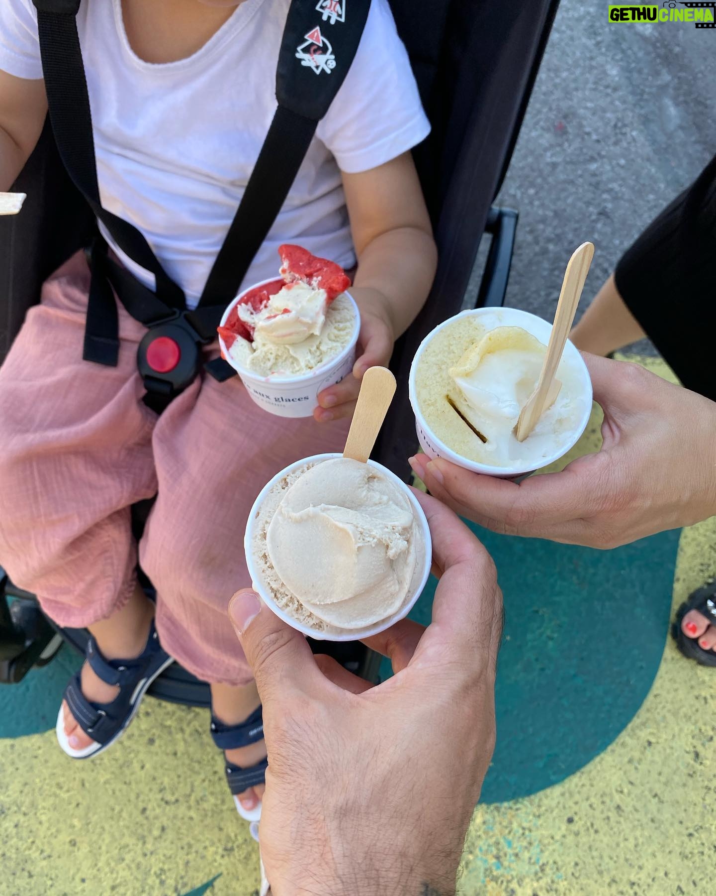 Maude Harcheb Instagram - Montréal - jour 3 - Mont royal - la vue est belle - je voulais une pédicure orange mais c’est rouge mamie - noisette / poire citron / vanille fraise - à manger à boire et des chats Montréal je t’aime de plus en plus 🖤