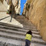 Maude Harcheb Instagram - Malte jour 1 : La Valette Les 3 cités - les jardins de barrakka 🌺 - « faut monter tout ça ?! Rooooo » pose dépitée 😅 - passion portes multicolores 🚪 - beaucoup de beauteyyyyy - cherche et trouve le français 😆 - 1ere glace roulée sur plaque : hyper surcôté 🤪 - on a pris le bateau 🛶 - pause hydratation 💦☀️ - on a grimpé tout en haut de La Valette « parce qu’il doit y avoir un bon spot photo pour le sunset » 🌅 - La Valette by night ⭐️