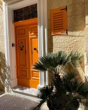 Maude Harcheb Instagram - Malte jour 1 : La Valette   Les 3 cités 

- les jardins de barrakka 🌺
- « faut monter tout ça ?! Rooooo »   pose dépitée 😅
- passion portes multicolores 🚪
- beaucoup de beauteyyyyy
- cherche et trouve le français 😆
- 1ere glace roulée sur plaque : hyper surcôté 🤪
- on a pris le bateau 🛶
- pause hydratation 💦☀️
- on a grimpé tout en haut de La Valette « parce qu’il doit y avoir un bon spot photo pour le sunset » 🌅
- La Valette by night ⭐️
