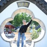 Maude Harcheb Instagram - Montréal - jour 2 - le jardin botanique - il est magnifique 🤩 - le stade olympique - Indie gagne l’or - encore 12 km de marche sur le plateau, le quartier des spectacles, le quartier latin - la poussette passe pas - caresser tous les chiens et chats de la ville C’est tellement cool 🥺🖤