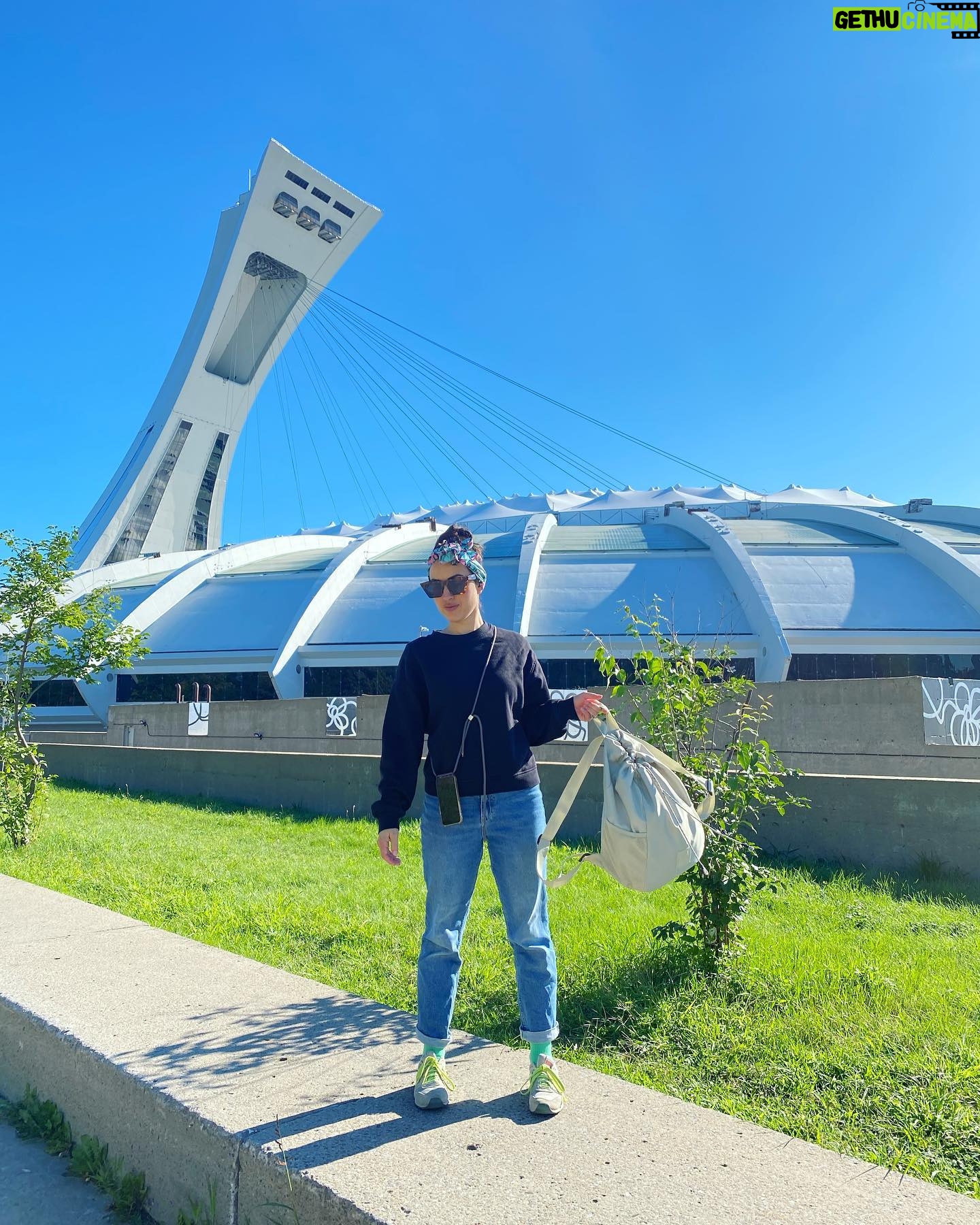 Maude Harcheb Instagram - Montréal - jour 2 - le jardin botanique - il est magnifique 🤩 - le stade olympique - Indie gagne l’or - encore 12 km de marche sur le plateau, le quartier des spectacles, le quartier latin - la poussette passe pas - caresser tous les chiens et chats de la ville C’est tellement cool 🥺🖤