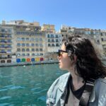 Maude Harcheb Instagram - Malte jour 1 : La Valette Les 3 cités - les jardins de barrakka 🌺 - « faut monter tout ça ?! Rooooo » pose dépitée 😅 - passion portes multicolores 🚪 - beaucoup de beauteyyyyy - cherche et trouve le français 😆 - 1ere glace roulée sur plaque : hyper surcôté 🤪 - on a pris le bateau 🛶 - pause hydratation 💦☀️ - on a grimpé tout en haut de La Valette « parce qu’il doit y avoir un bon spot photo pour le sunset » 🌅 - La Valette by night ⭐️