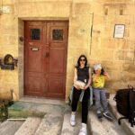 Maude Harcheb Instagram - Malte jour 1 : La Valette Les 3 cités - les jardins de barrakka 🌺 - « faut monter tout ça ?! Rooooo » pose dépitée 😅 - passion portes multicolores 🚪 - beaucoup de beauteyyyyy - cherche et trouve le français 😆 - 1ere glace roulée sur plaque : hyper surcôté 🤪 - on a pris le bateau 🛶 - pause hydratation 💦☀️ - on a grimpé tout en haut de La Valette « parce qu’il doit y avoir un bon spot photo pour le sunset » 🌅 - La Valette by night ⭐️