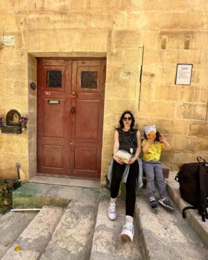 Maude Harcheb Instagram - Malte jour 1 : La Valette   Les 3 cités 

- les jardins de barrakka 🌺
- « faut monter tout ça ?! Rooooo »   pose dépitée 😅
- passion portes multicolores 🚪
- beaucoup de beauteyyyyy
- cherche et trouve le français 😆
- 1ere glace roulée sur plaque : hyper surcôté 🤪
- on a pris le bateau 🛶
- pause hydratation 💦☀️
- on a grimpé tout en haut de La Valette « parce qu’il doit y avoir un bon spot photo pour le sunset » 🌅
- La Valette by night ⭐️