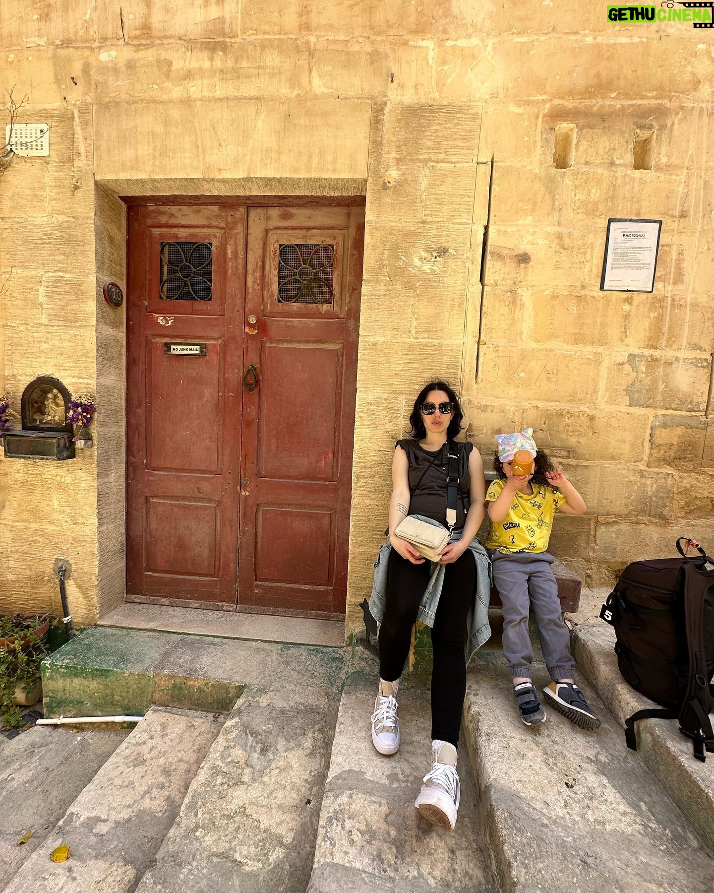 Maude Harcheb - 3 Likes - Malte jour 1 : La Valette Les 3 cités
- les jardins de barrakka 🌺
- « faut monter tout ça ?! Rooooo » pose dépitée 😅
- passion portes multicolores 🚪
- beaucoup de beauteyyyyy
- cherche et trouve le français 😆
- 1ere glace roulée sur plaque : hyper surcôté 🤪
- on a pris le bateau 🛶
- pause hydratation 💦☀️
- on a grimpé tout en haut de La Valette « parce qu’il doit y avoir un bon spot photo pour le sunset » 🌅
- La Valette by night ⭐️