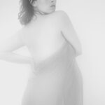 Maude Harcheb Instagram - Journal de grossesse, mois 3, extraits. « Je n’ai toujours pas digéré le repas d’il y a deux jours, je n’arrive pas à aller aux toilettes, j’ai mal au ventre, ça me rend folle. […] Je tape « laxatif enceinte » sur google, et je vois que rien ne contre indique la prise de Movicol. Ça tombe bien, on en a plusieurs sachets. J’en avale un, c’est absolument infect, une sorte de mixture salée, mais à ce stade je boirai de la pisse d’orang-outan si ça me faisait chier. […] La grossesse ne me « réussit » pas, j’ai l’impression de moisir de l’intérieur. Comme si mon corps tout entier n’était plus qu’au service d’une seule chose, d’un seul être, un innocent et minuscule petit roi de quelques grammes à peine, vortex puissant de vitalité : le bébé. […] Je m’installe sur la table, mouchoirs en papiers dans le fut, gel glacé sur le ventre et c’est parti ! Elle trouve rapidement le bon angle et commence un examen hyper minutieux de chaque partie de son petit corps. Et…je souris. Fort. […] Et ça y est, je crois que je viens de tomber soudainement dans cette grossesse ! J’y suis. […] C’est l’enterrement de ma grand-mère. Je dois prendre la route très tôt mais il a neigé toute la soirée et une partie de la nuit. […] J’annonce ma grossesse à quelques proches, c’est étrange dans le contexte, mais ça met des sourires sur les visages, parce que la vie gagne sur la mort. Même aujourd’hui. […] Mais certains jours, si vous saviez à quel point j’aimerais être une de ces femmes qui adorent leurs grossesses. Celles qui semblent léviter gracieusement au dessus des flots changeants des hormones et angoisses. Putain, qu’est ce que ça doit être chouette. Je ne le saurai jamais. […] Je fête une centaine aujourd’hui. Ça fait 100 jours pile que je suis enceinte. Pour fêter ça j’ai des chtars partout sur le visage. Je ressemble à la télécommande de ma box, plus de boutons que nécessaire. Vraiment, le « glow » de grossesse m’ignore, me ghost, me nargue, m’évite, m’évince, me déteste même. Je t’ai fait quoi au juste espèce de connard géant, j’te dois des thunes ou quoi ? » #grossesse #enceinte
