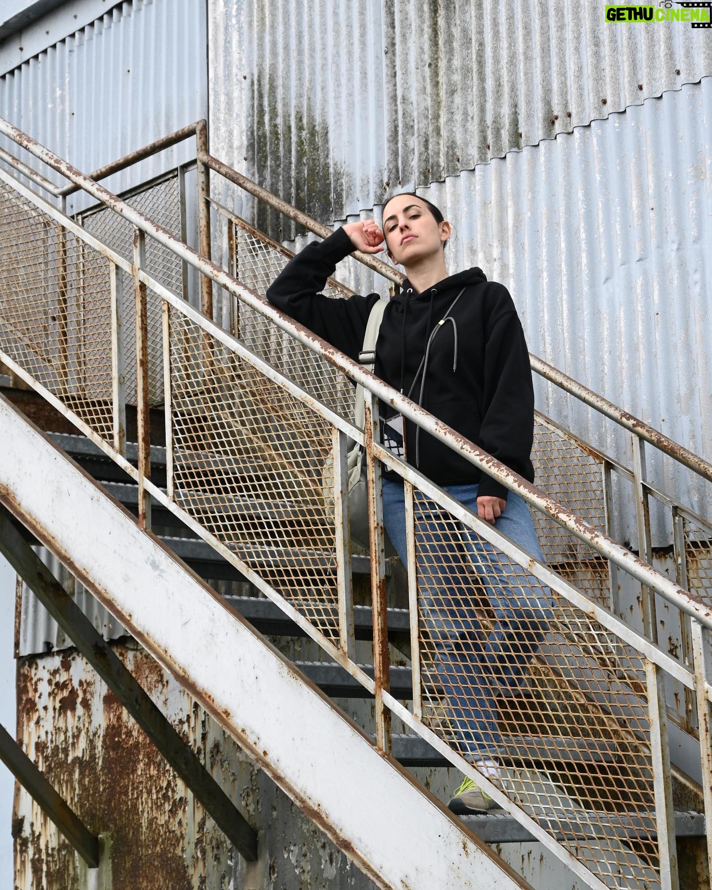 Maude Harcheb Instagram - Montréal - Jour 1 🤩 - Vieux Montréal - Toutes les aires de jeux qu’on a trouvé sur le chemin - Le vieux port - Un escalier interdit d’accès où Anthony m’a forcée à monter parce que ça ferait une belle photo - Un écureuil ( ouais c’est cliché mais regardez sa tête 🥺) Ce voyage on en rêve depuis des années 🇨🇦☺️