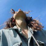 Maude Harcheb Instagram – « Regarde, un OVNI ! 
– Où ça ? »

Petit sondage à main levée, qui pense qu’il y a de la vie ailleurs que sur la terre ? ✋🏻

Ouais, je lance des vrais débats.
 
Moi j’y crois perso 🤷🏻‍♀️