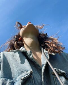Maude Harcheb Instagram - « Regarde, un OVNI ! - Où ça ? » Petit sondage à main levée, qui pense qu’il y a de la vie ailleurs que sur la terre ? ✋🏻 Ouais, je lance des vrais débats. Moi j’y crois perso 🤷🏻‍♀️