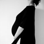 Maude Harcheb Instagram - Journal de grossesse, mois 2, extraits. Pour celles qui vivent la déprime ou dépression prénatale🖤 « Autour de 5 ou 6SA, La Chose débarque, doucement, fébrilement, se faufile sous la porte, ni vu ni connu. Je ne la vois pas arriver cette chose, je la sens quand il est trop tard et qu’elle est déjà installée. La chose, c’est comme une chape de béton qui s’abat sur moi. […] Les angoisses et mauvaises pensées tournent en boucle dans ma caboche, comme si mon cerveau devait explorer tous les pires scénarios possibles et imaginables avant de pouvoir se détendre et accepter la grossesse. […] C’est sombre dans ma tête, c’est agité et vide à la fois, je n’ai pas vraiment de répit, de petits moments d’accalmie. J’aimerais tant pouvoir me mettre sur OFF un moment. J’aimerais tant être apaisée et heureuse. Là, tout de suite, j’aimerais tant être une autre. […] J’ai jamais vraiment kiffé les annonces de grossesse. Enfin pas les miennes en tous cas ! Y’a tout un cérémonial qui doit être plus ou moins mis en scène qui me met mal à l’aise. Puis je ne me sens pas joyeuse, je ne suis pas dans un état d’esprit où il est évident de voir quelqu’un se réjouir pour nous, alors que je peine encore à le faire. Ça me renvoie en pleine face que je devrais être heureuse, tout le monde est heureux d’annoncer une grossesse voulue non ? Pourquoi ne puis-je pas être un peu emballée ? […] Je blague beaucoup sur la grossesse, parce qu’à ce stade, je n’ai pas d’autre canal pour parler de la manière dont je me sens que celui de l’humour. C’est soit mes blagues sacarstiques, soit la noirceur juste en dessous. Et je crois que les gens préfèrent les blagues. » - suite en commentaires - #grossesse #depressionprenatale