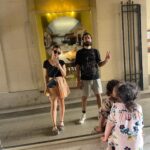 Maude Harcheb Instagram – Photo enquête 🧐 

Vous trouverez sur cette photo des éléments probants vous indiquant où nous étions juste avant.

Réponse : c’est vraiment pas un truc de ouf, on est juste allés chez @ikeafrance pour acheter de la moutarde. Qui eut cru que les suédois soient la réponse à la pénurie de moutarde 🤷🏻‍♀️

En vrai la moutarde était un heureux hasard, on était venus montrer à Indie où on habitait quand elle était « dans mon ventre », pèlerinage dans notre ancien quartier 🖤

Mes chaussures sont noires normalement, mais on s’est promenés aux Tuileries so…

Faut que j’arrête de parler maintenant.

Stream « Glace à l’eau » 🧊☀️

Bonne journée.

Bisous.

Ciao.

Arrête de lire.

Arrête j’ai dit !

 Voilà.