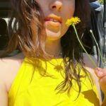Maude Harcheb Instagram – ☀️🐝🍋🎾🥇💛

Comment vous allez ? Quel est votre parfum de glace préféré ? Vous partez en vacances ? Quel est votre signe Astro ? Vous mangez quoi ce soir ? Pourquoi le ciel est bleu ? 

– Nouveau titre Glace à l’eau est dispo, lien en bio –
