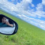 Maude Harcheb Instagram - 🇨🇦🖤🤩 J’essaye de pas trop y penser mais j’ai déjà la nostalgie de ce voyage. Les grands espaces, la nature si puissante et douce, les gens, leur accent, leur gentillesse, l’effervescence des grandes villes et le vide des entre deux, l’air frais, les crèmes molles, les breuvages, le fromage scouic scouic, les animaux majestueux, les bidons de 5L de jus d’orange... Je ne sais pas si le Canada sait qu’il est aussi beau qu’il ne l’est, mais c’est un bijou, de la bOoootey à préserver absolument. J’ai fait des réserves de bonheur et mis de côté des souvenirs à ressortir pour les jours plus difficiles. Bref c’était trop bien t’as compris, en plus j’étais avec mes deux préférés. 🖤