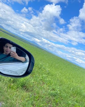 Maude Harcheb Instagram - 🇨🇦🖤🤩

J’essaye de pas trop y penser mais j’ai déjà la nostalgie de ce voyage.

Les grands espaces, la nature si puissante et douce, les gens, leur accent, leur gentillesse, l’effervescence des grandes villes et le vide des entre deux, l’air frais, les crèmes molles, les breuvages, le fromage scouic scouic, les animaux majestueux, les bidons de 5L de jus d’orange...

Je ne sais pas si le Canada sait qu’il est aussi beau qu’il ne l’est, mais c’est un bijou, de la bOoootey à préserver absolument.

J’ai fait des réserves de bonheur et mis de côté des souvenirs à ressortir pour les jours plus difficiles. 

Bref c’était trop bien t’as compris, en plus j’étais avec mes deux préférés. 🖤