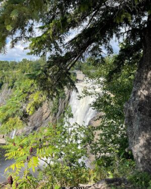 Maude Harcheb Instagram - 🇨🇦🖤🤩

J’essaye de pas trop y penser mais j’ai déjà la nostalgie de ce voyage.

Les grands espaces, la nature si puissante et douce, les gens, leur accent, leur gentillesse, l’effervescence des grandes villes et le vide des entre deux, l’air frais, les crèmes molles, les breuvages, le fromage scouic scouic, les animaux majestueux, les bidons de 5L de jus d’orange...

Je ne sais pas si le Canada sait qu’il est aussi beau qu’il ne l’est, mais c’est un bijou, de la bOoootey à préserver absolument.

J’ai fait des réserves de bonheur et mis de côté des souvenirs à ressortir pour les jours plus difficiles. 

Bref c’était trop bien t’as compris, en plus j’étais avec mes deux préférés. 🖤