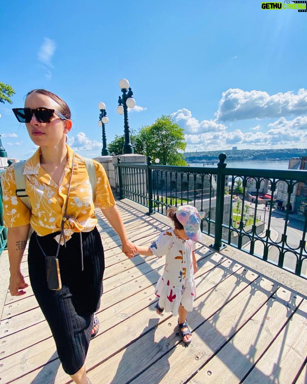 Maude Harcheb - 3 Likes - 🇨🇦🖤🤩
J’essaye de pas trop y penser mais j’ai déjà la nostalgie de ce voyage.
Les grands espaces, la nature si puissante et douce, les gens, leur accent, leur gentillesse, l’effervescence des grandes villes et le vide des entre deux, l’air frais, les crèmes molles, les breuvages, le fromage scouic scouic, les animaux majestueux, les bidons de 5L de jus d’orange...
Je ne sais pas si le Canada sait qu’il est aussi beau qu’il ne l’est, mais c’est un bijou, de la bOoootey à préserver absolument.
J’ai fait des réserves de bonheur et mis de côté des souvenirs à ressortir pour les jours plus difficiles.
Bref c’était trop bien t’as compris, en plus j’étais avec mes deux préférés. 🖤