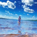 Maude Harcheb Instagram - Grandes piles/ La Tuque/ lac bouchette/ St Félicien - Jours 8 et 9 - Avoir la trentaine et faire des détours pour voir des ponts - une sublime sirène 🧜‍♀️ - rétro plage by Anthony - pourquoi mon bus scolaire à moi était moche ? - possible de construire une maison à gauche de la cascade entre deux arbres ? - visiter des logements de colons des années 1900 et me rappeler de plus jamais me plaindre d’un quelconque manque de confort - regarder de la bOoootey - vivre notre best motel life 🖤 - subtilement prévenir les proches qu’ils auront pas de souvenirs parce qu’on a pas de place mais on vous aime quand même - Indie réalise un RÊVE : être un petit poussin dans son nid 😆 Ça passe trop vite, on peut ralentir un peu ?! ⏳
