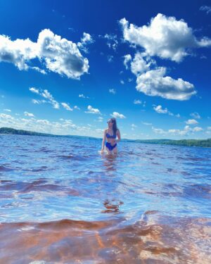 Maude Harcheb Instagram - Grandes piles/ La Tuque/ lac bouchette/ St Félicien - Jours 8 et 9 

- Avoir la trentaine et faire des détours pour voir des ponts 
- une sublime sirène 🧜‍♀️ 
- rétro plage by Anthony 
- pourquoi mon bus scolaire à moi était moche ?
- possible de construire une maison à gauche de la cascade  entre deux arbres ?
-  visiter des logements de colons des années 1900 et me rappeler de plus jamais me plaindre d’un quelconque manque de confort 
- regarder de la bOoootey 
- vivre notre best motel life 🖤
- subtilement prévenir les proches qu’ils auront pas de souvenirs parce qu’on a pas de place mais on vous aime quand même 
- Indie réalise un RÊVE : être un petit poussin dans son nid 😆

Ça passe trop vite, on peut ralentir un peu ?! ⏳